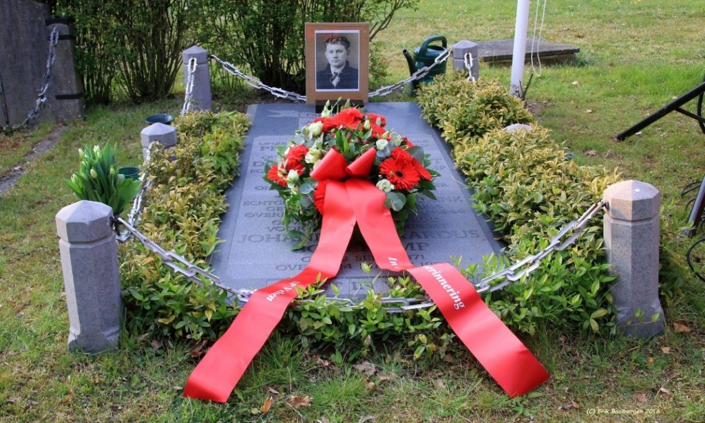 Plaquette en bloemen graf Jan Bonekamp