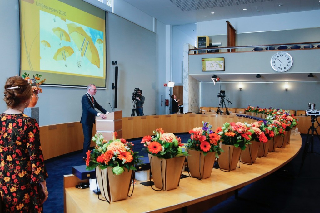Lintjes in Velsen digitaal uitgereikt door burgemeester Dales
