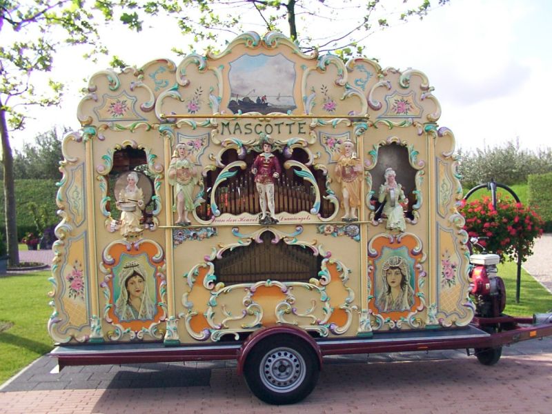 Video van draaiorgel langs locaties in Velsen