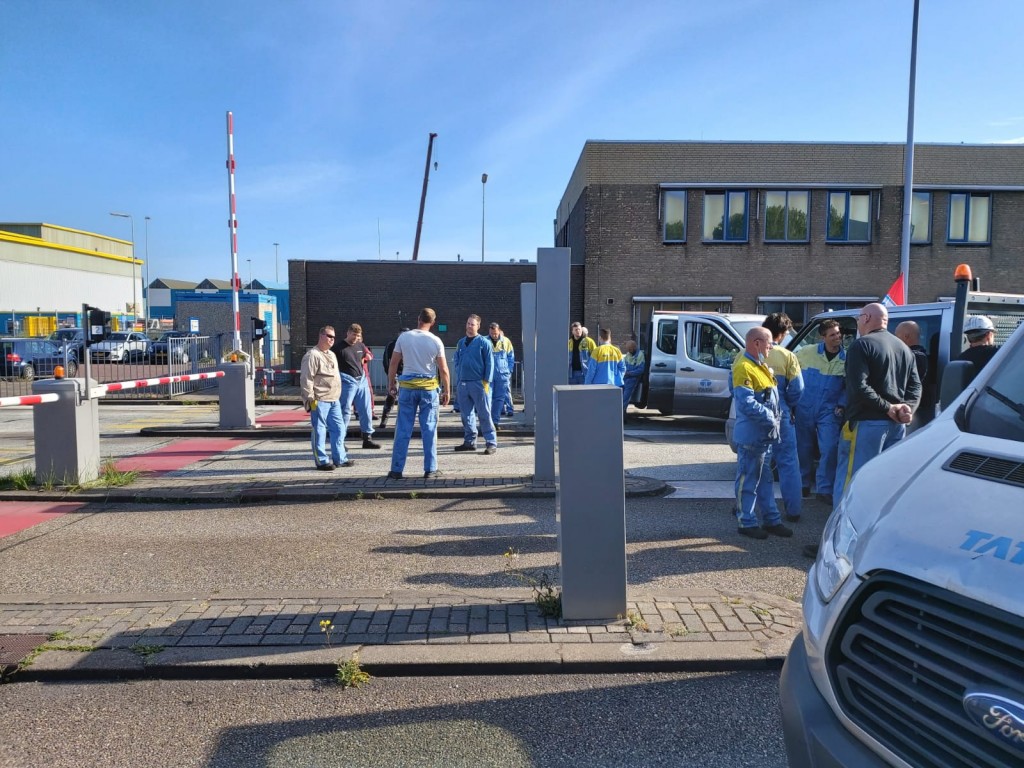 Boos Personeel blokkeert toegangspoort Tata Steel