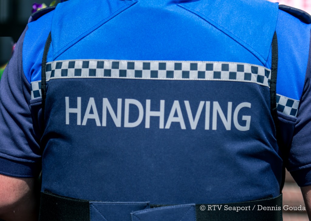 Handhavers met politiebegeleiding naar het strand