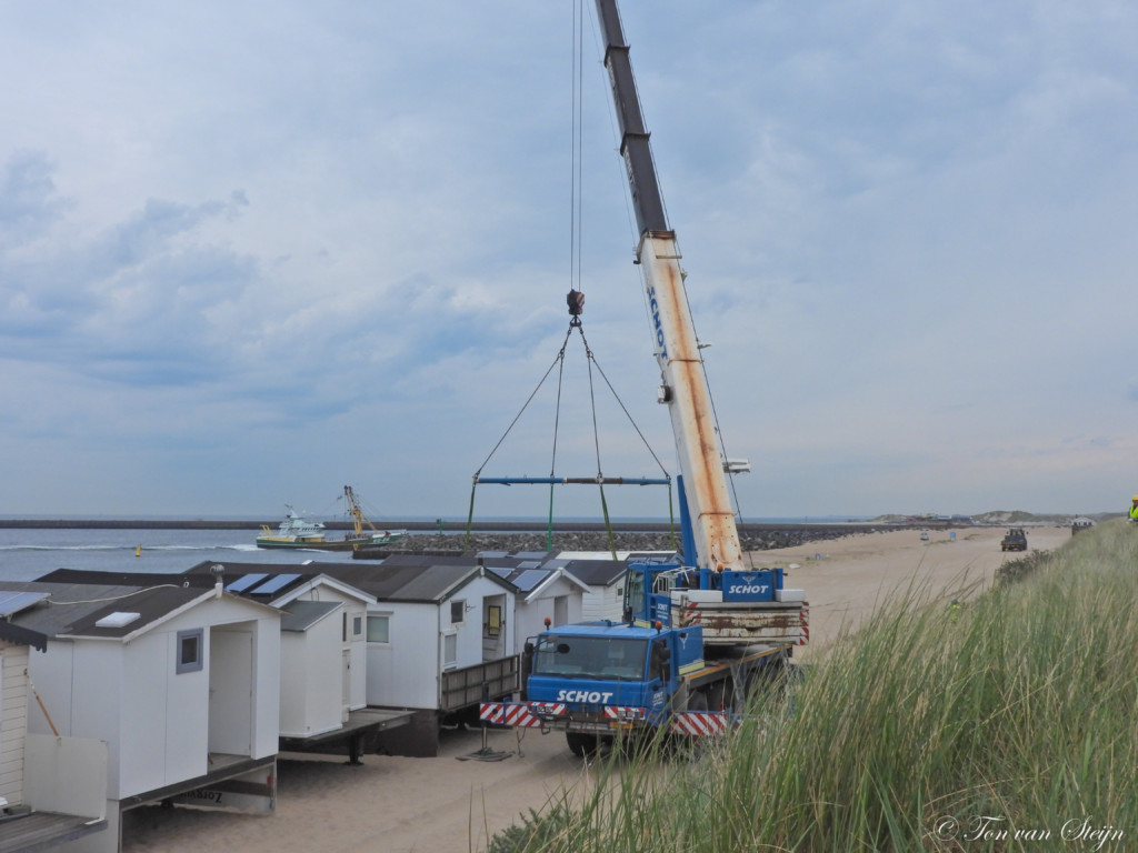 Strandhuisjes geplaatst op Kleine Strand IJmuiden