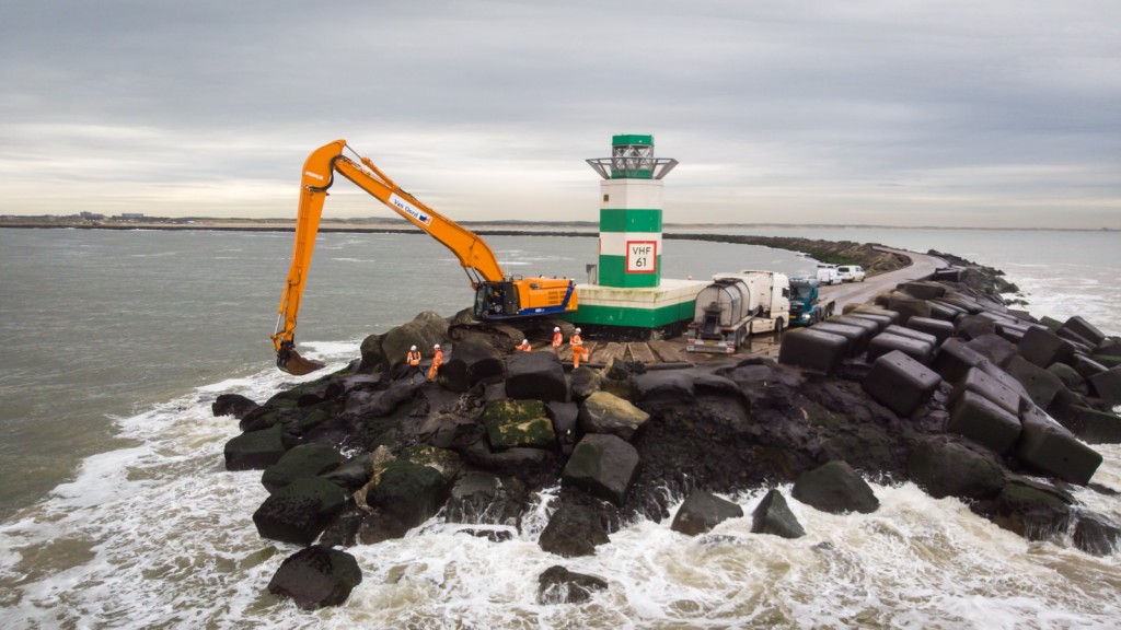 Groot onderhoud aan de Zuidpier IJmuiden