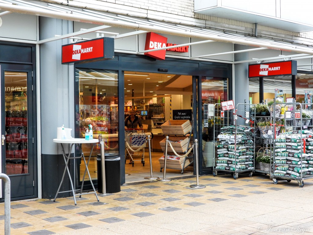 Medewerker DekaMarkt Velserbroek met corona