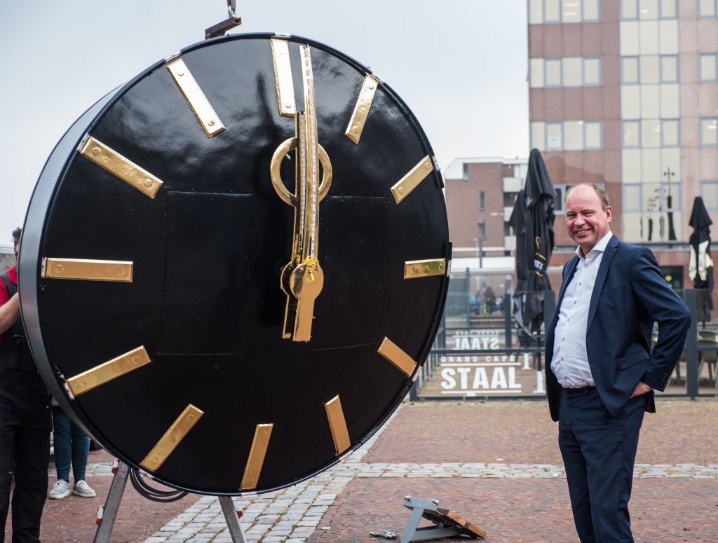 Uurwerken Gemeentehuis weer terug