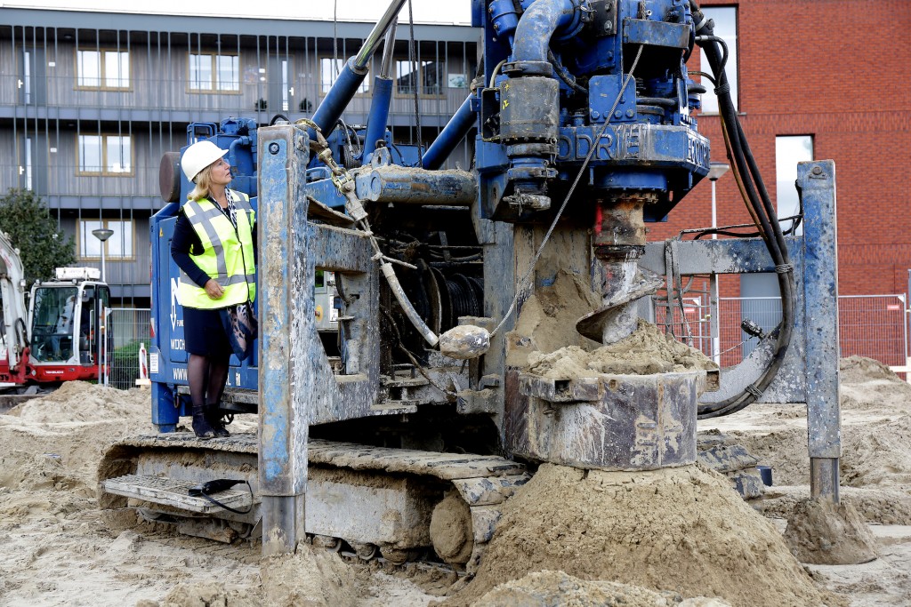 Eerste paal voor bouwproject op plek voormalig zwembad.