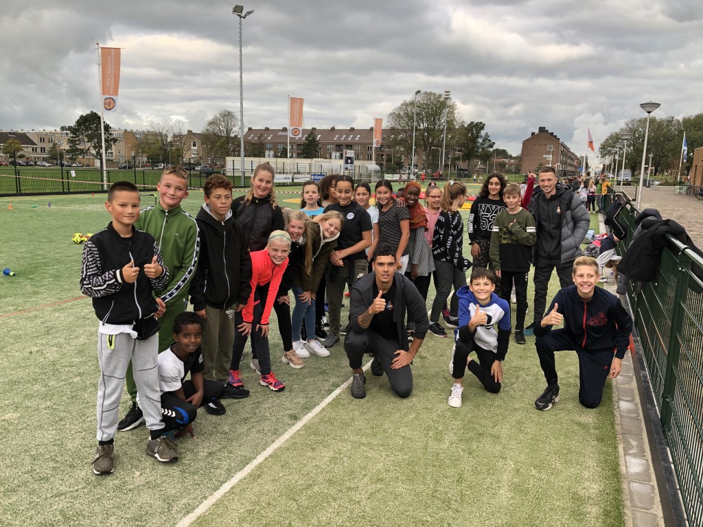Voetbalclinic door twee spelers van Telstar