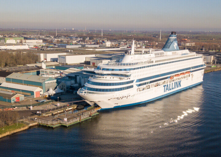 Uitstroom van vluchtelingen van asielschip Velsen-Noord is begonnen