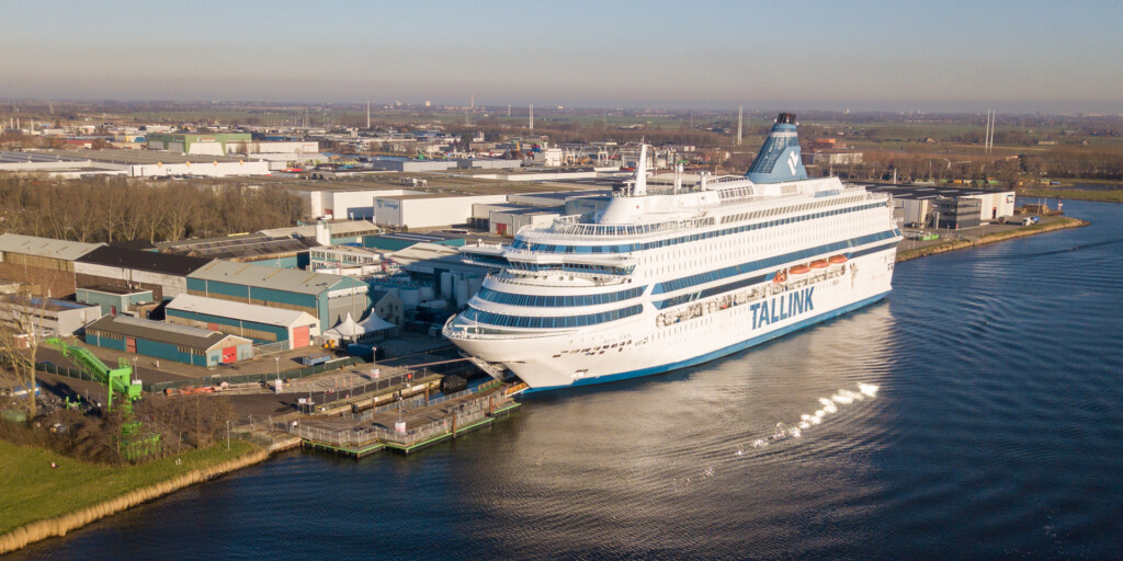 Uitstroom van vluchtelingen van asielschip Velsen-Noord is begonnen