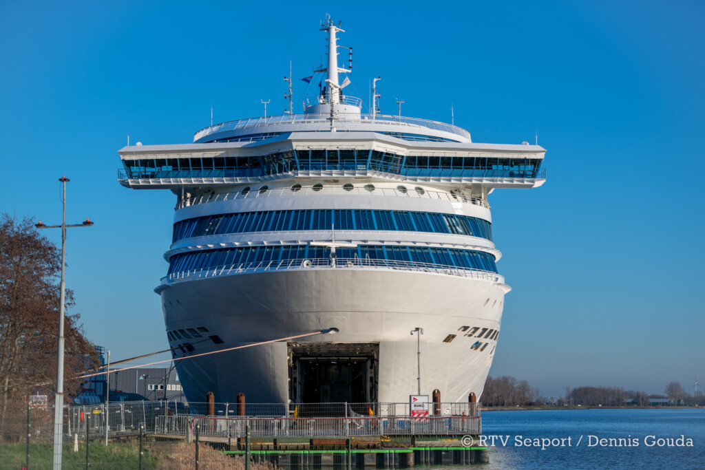 Asielschip blijft nóg zes weken in Velsen-Noord, maar met minder asielzoekers