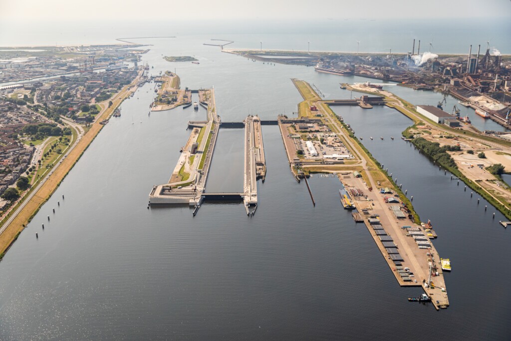 Een herinnering aan de opening door de Koning van Zeesluis IJmuiden