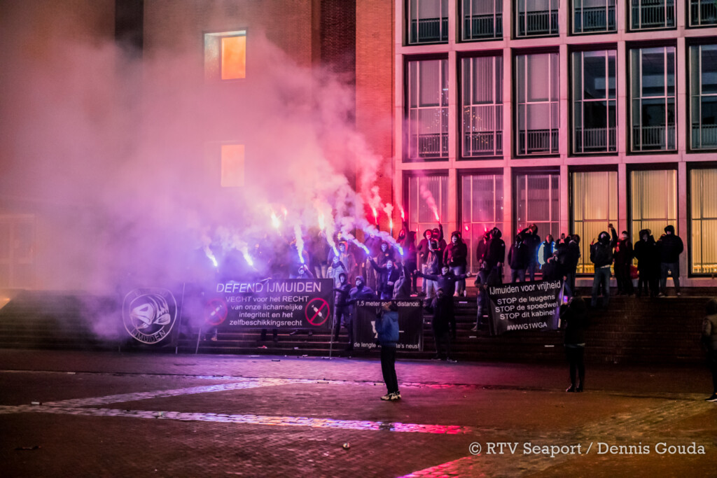 Protest tegen coronamaatregelen voor gemeentehuis