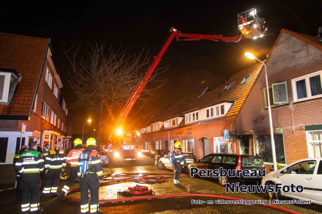 Grote woningbrand, twee personen gevlucht via dakgoot