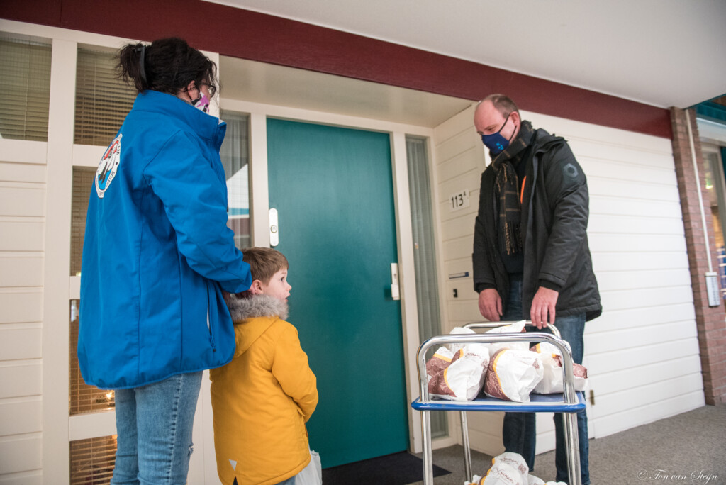 Oliebollen voor bewoners de Schulpen in Velsen-Noord