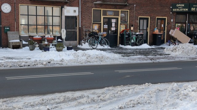Krantenbezorgers trotseren de kou