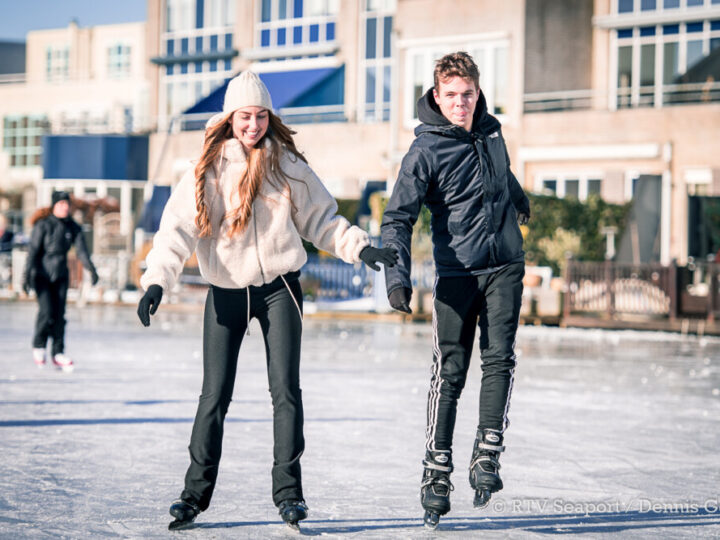 Jong en oud geniet van stralende schaatsdagen in IJmuiden, Velserbroek en Santpoort