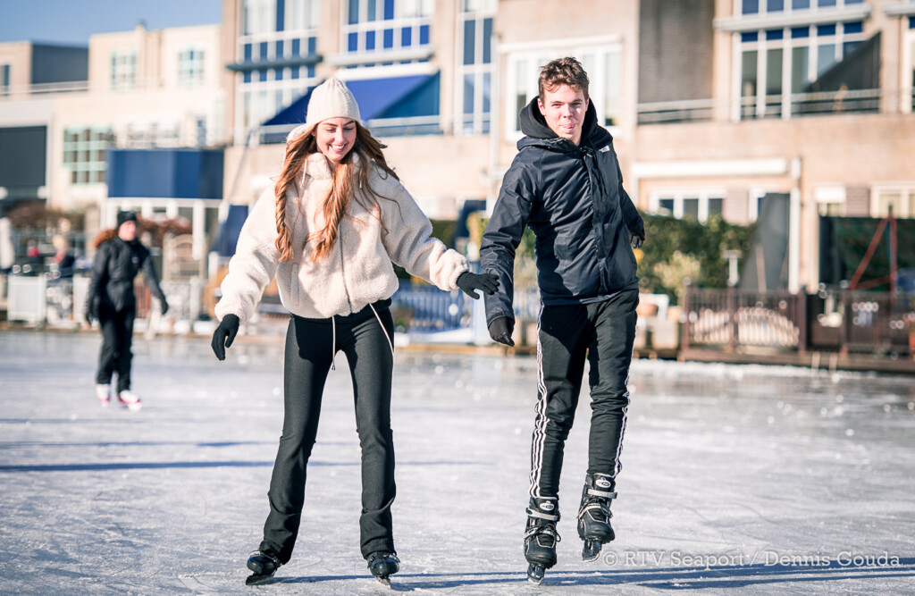 Jong en oud geniet van stralende schaatsdagen in IJmuiden, Velserbroek en Santpoort