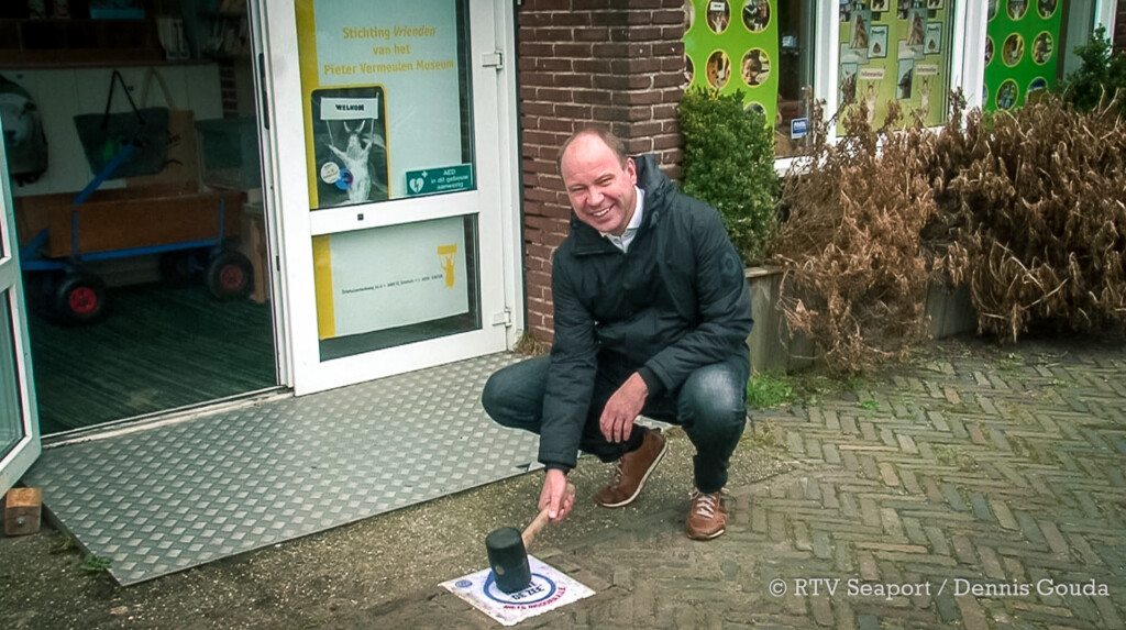 Eerste stoeptegel ‘Hier begint de Zee’ gelegd bij Pieter Vermeulen Museum