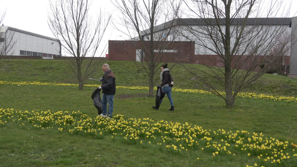 VIDEO – Vrijwilligers van jong en oud doen mee aan opschoondag