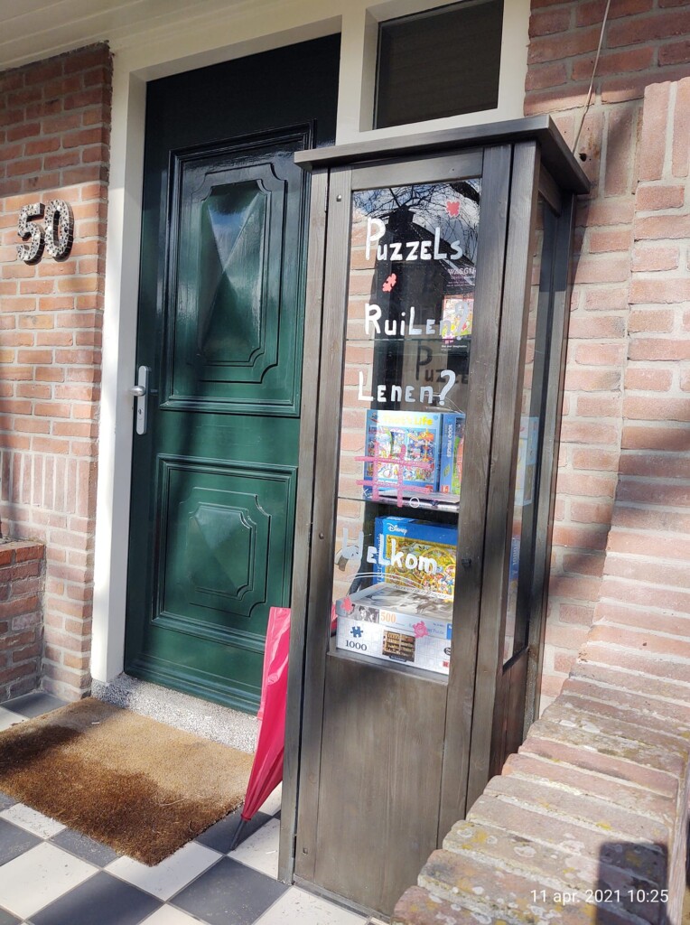 Ruilen en lenen van puzzels bij de puzzelbieb in Santpoort