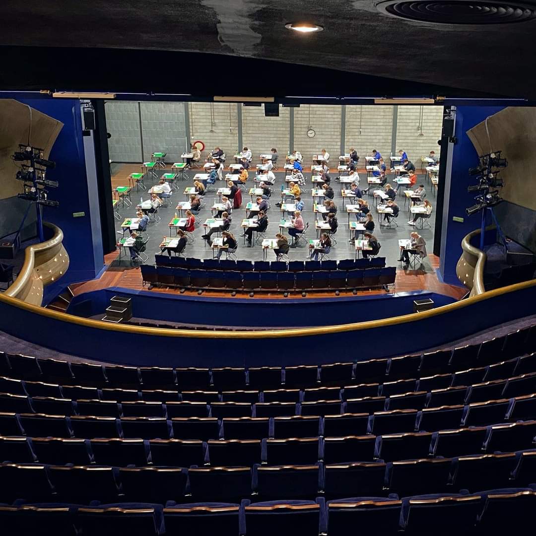 Eindexamens in de Stadsschouwburg Velsen