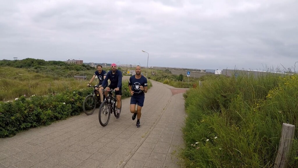 Mannen joggen 1600km door Nederland en vragen aandacht voor depressie