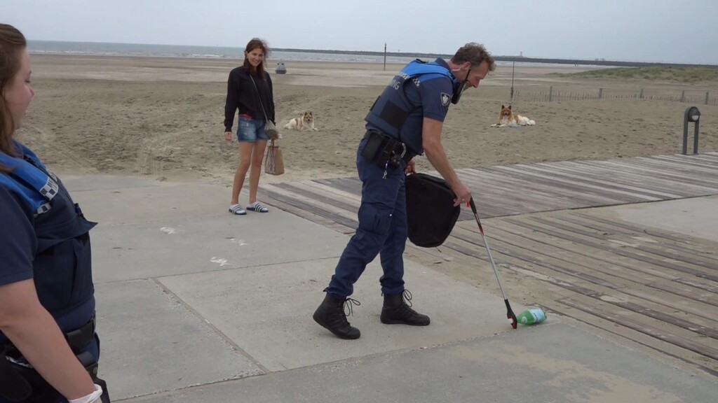Bewegen en opruimen op het strand tijdens Beach Clean Up