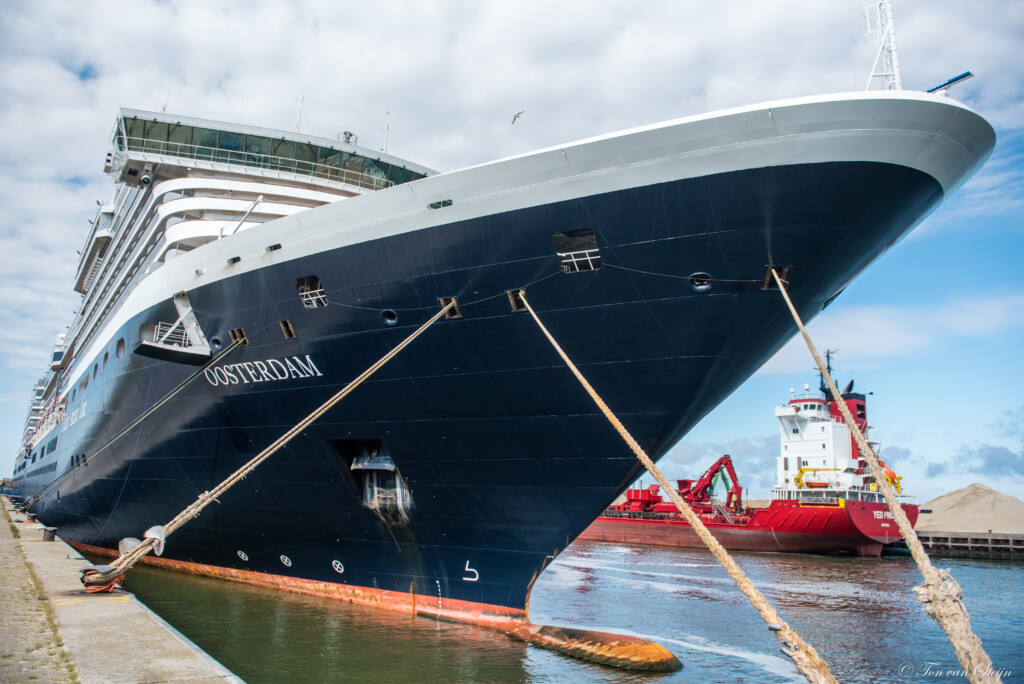 Bemanningsleden Holland America Line ontvangen vaccinaties in haven IJmuiden