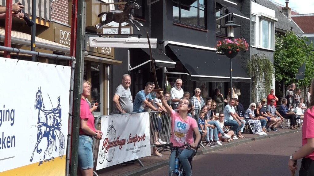 Dorpsfeest Santpoort: enkel ringsteken op de fiets voor kinderen