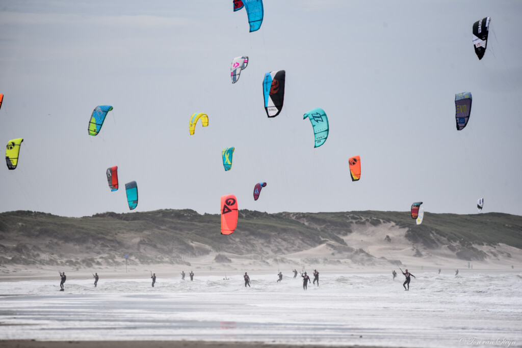 Langste kitesurftocht ter wereld passeert IJmuiden