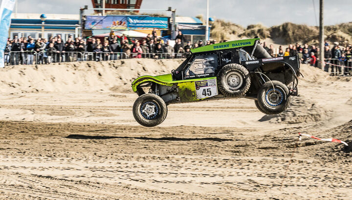 Terreinwagens strijden om de Nederlandse titel op IJmuiderstrand