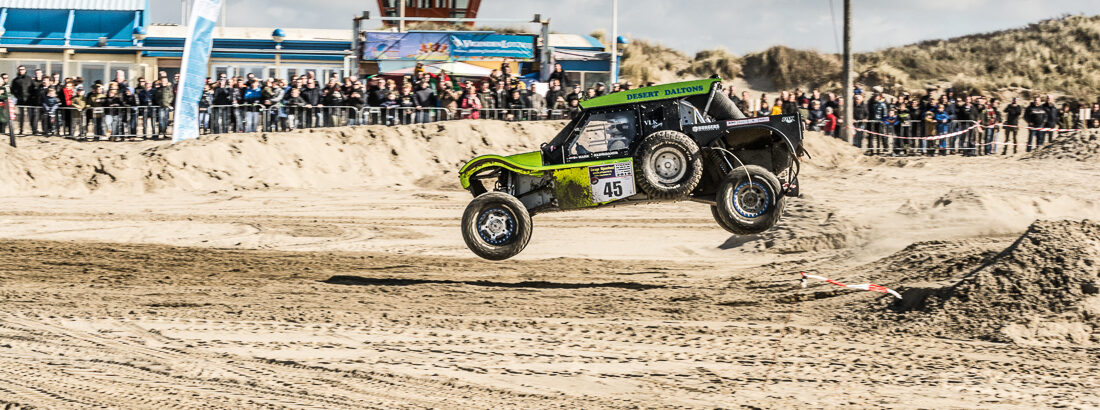 Terreinwagens strijden om de Nederlandse titel op IJmuiderstrand