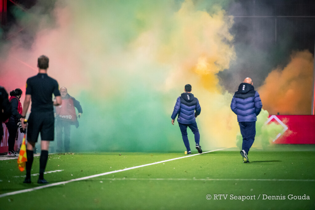 Nieuw kunstgras Telstar beschadigd door vuurwerk: “Dit doet een fakkel met het veld”