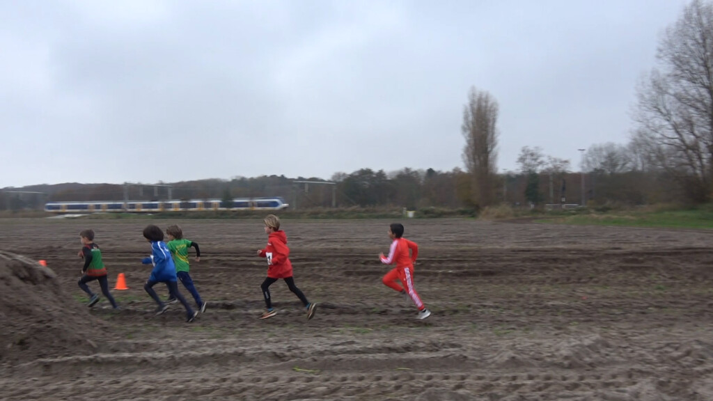 Ruim 500 kids crossen over bollenvelden tijdens Suomi Jeugdcross