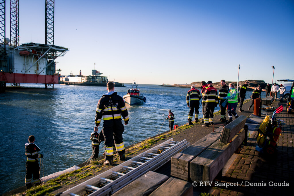 Auto belandt in water bij Kop van de Haven, brandweer haalt slachtoffer uit het water