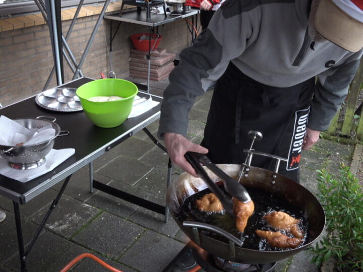 Bewoners Langevlak in Zeewijk verrast met oliebollen