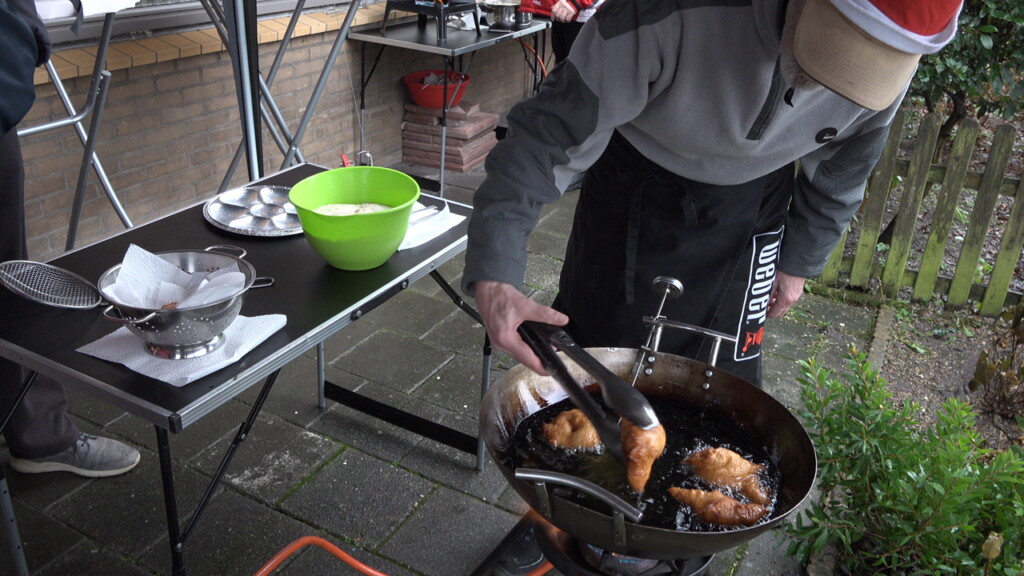 Bewoners Langevlak in Zeewijk verrast met oliebollen