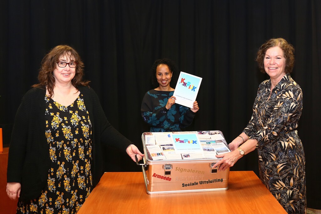 Wethouder Marianne Steijn overhandigt Leskist Kansrijk aan bibliotheek