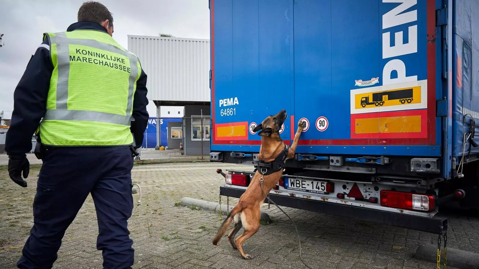 Marechaussee ontdekt hoogzwangere vrouw in vrachtwagentrailer