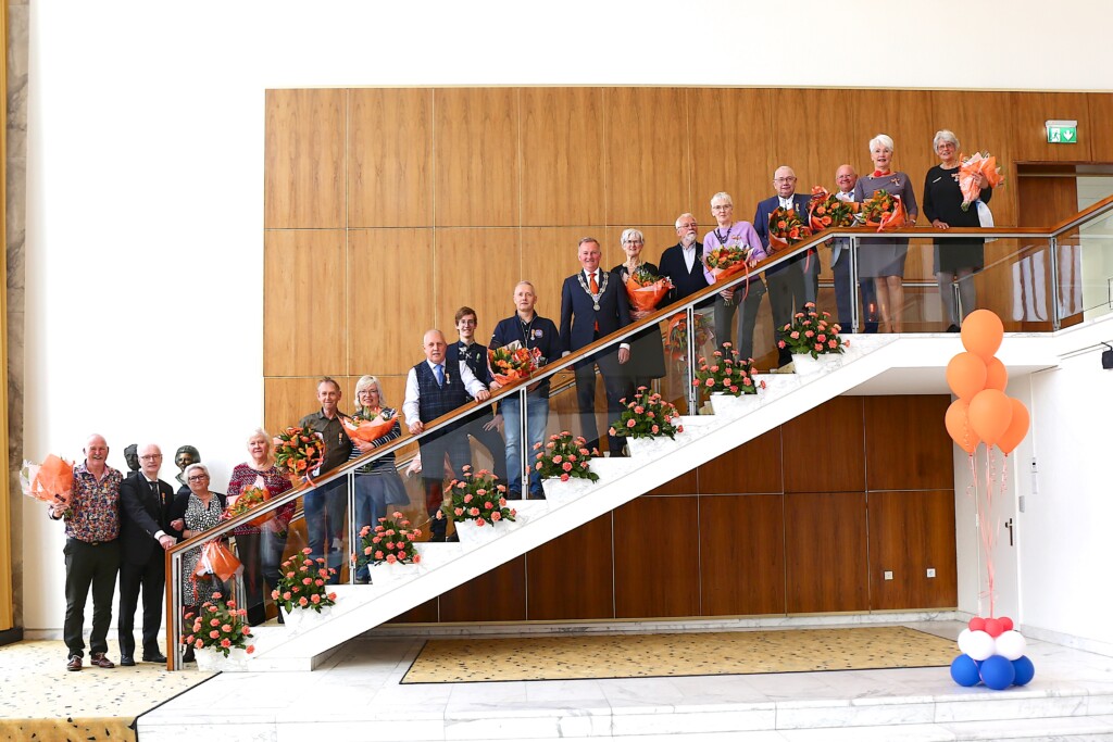 17 Velsenaren onderscheiden met een lintje