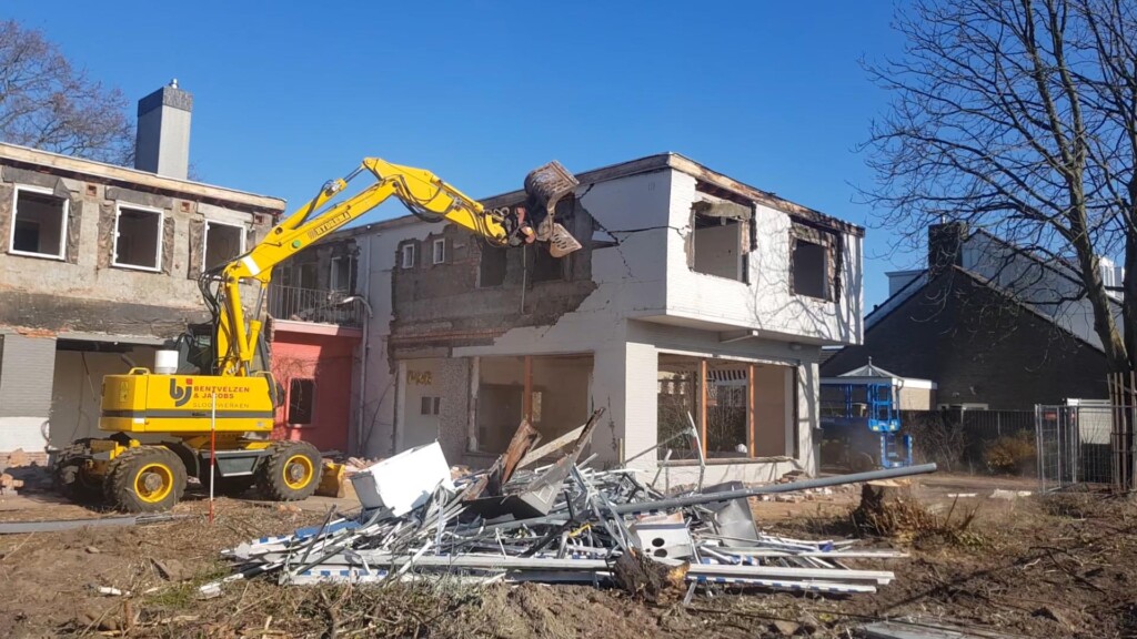 Sloop terrein Witte Huis Driehuis in Volle gang
