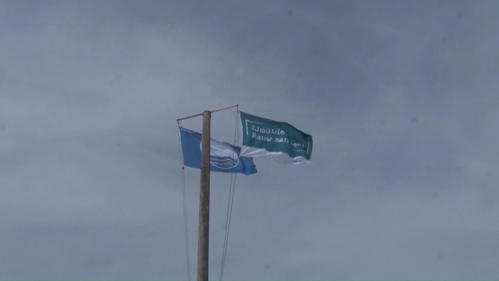 Blauwe Vlag wappert weer op strand IJmuiden