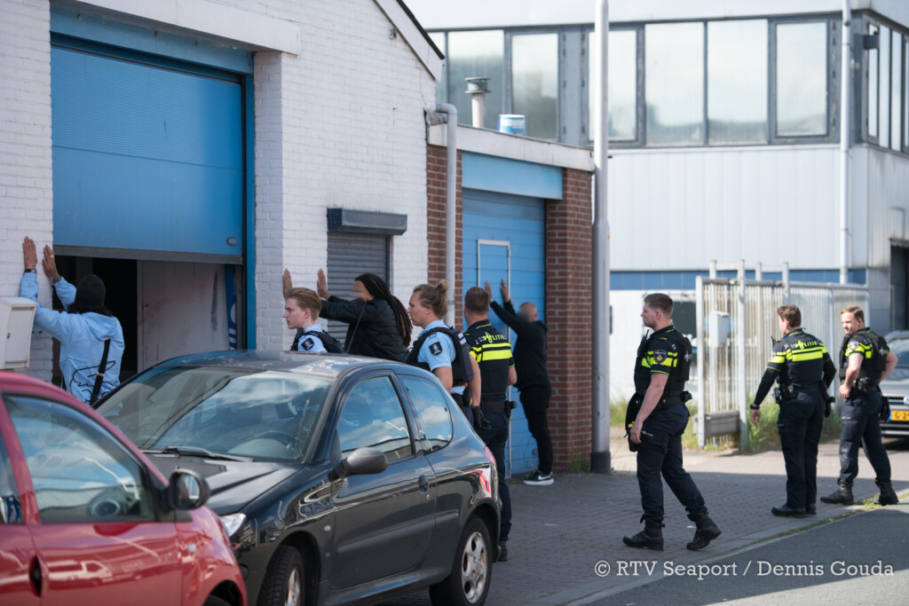 Drie aanhoudingen na aantreffen vuurwapen