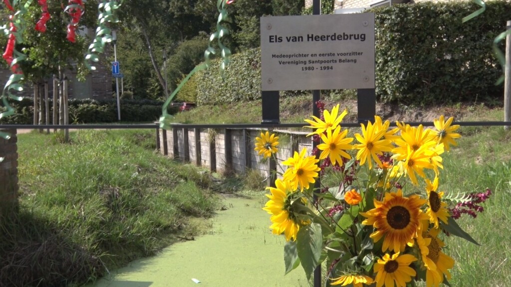Plaquette ter nagedachtenis aan mede-oprichter Santpoorts Belang