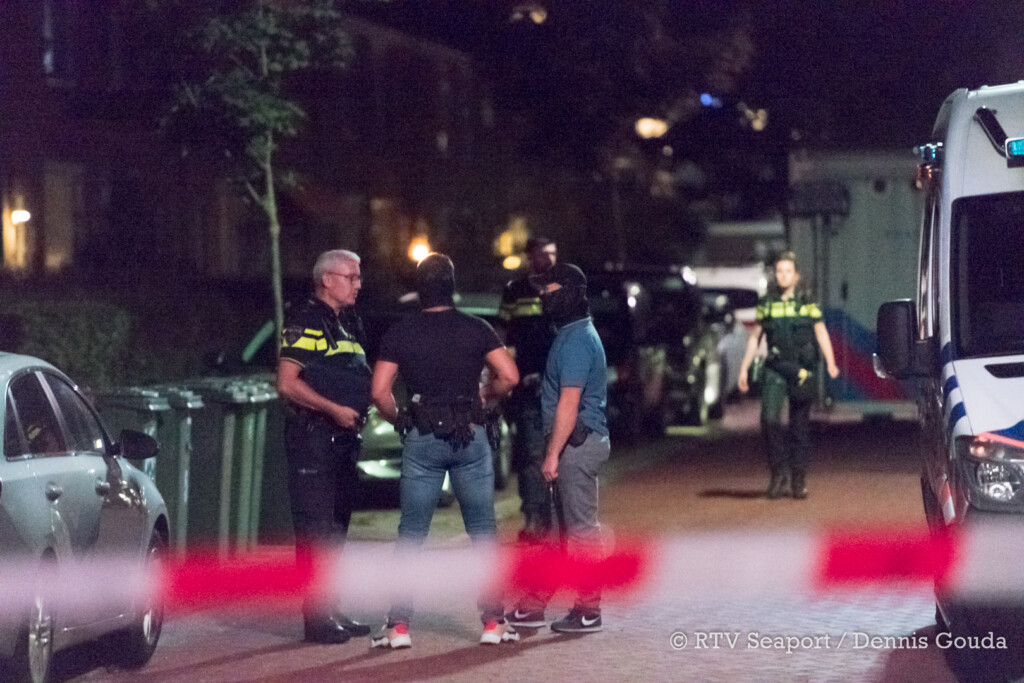 Dode in IJmuidense woning blijkt een vrouw, politie deed hele nacht onderzoek