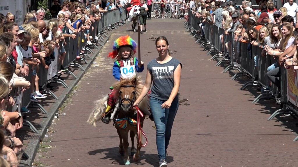 Ringsteken op de fiets, pony, paard of scooter
