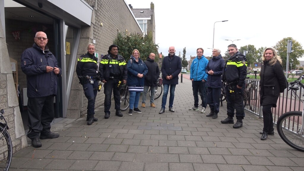 Met regen de wijk in voor een wijkschouw