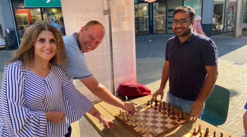 Oud-wereldkampioene wint in simultaan 47 van de 50 schaakpartijen