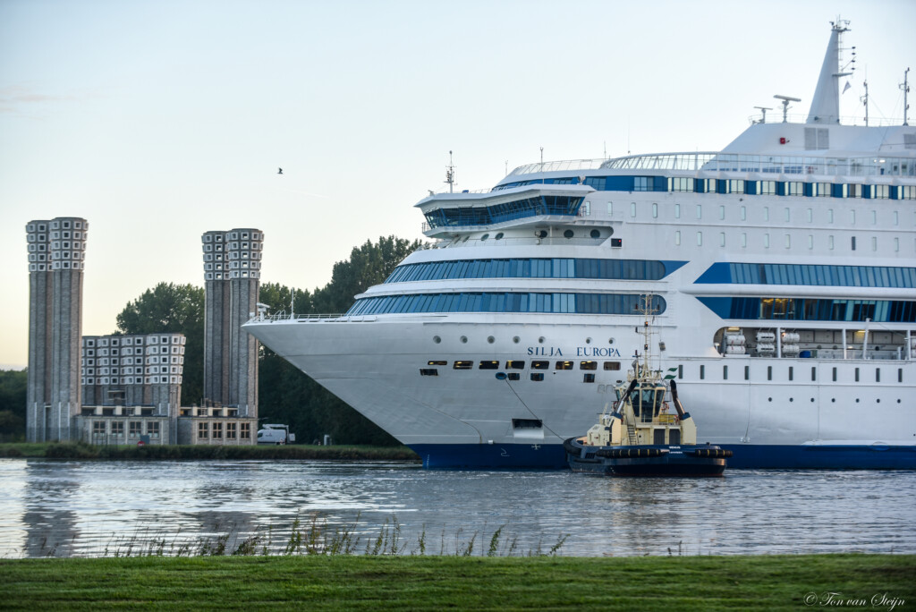 Asielschip komt aan in Velsen-Noord