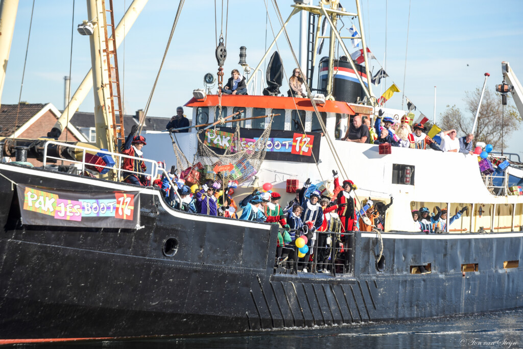 Sinterklaas weer hartelijk ontvangen in IJmuiden